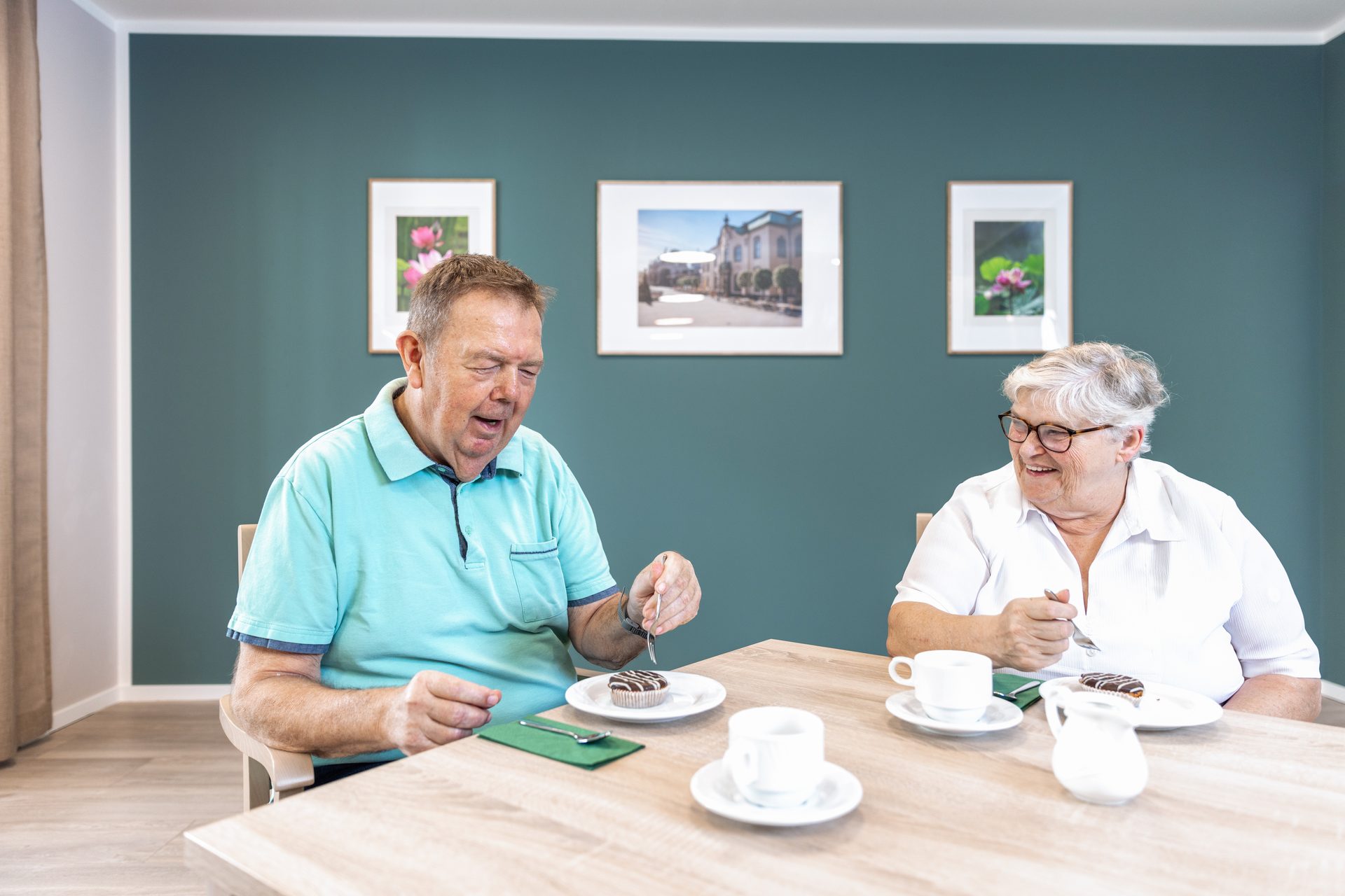 Zwei Senioren beim gemeinsamen Kaffeetrinken in der Pflege-Wohngemeinschaft