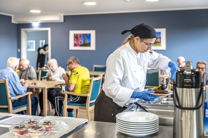 Gemeinschaftliche Küche mit frisch zubereitetem Essen